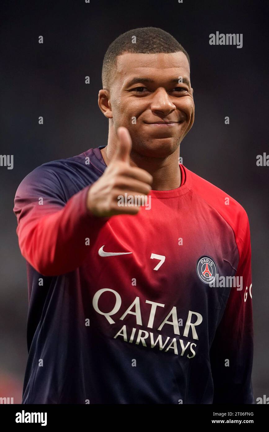 Paris Saint-Germain's Kylian Mbappe gives a thumbs up before the UEFA Champions League Group F match at St. James' Park, Newcastle upon Tyne. Picture date: Wednesday October 4, 2023. Stock Photo