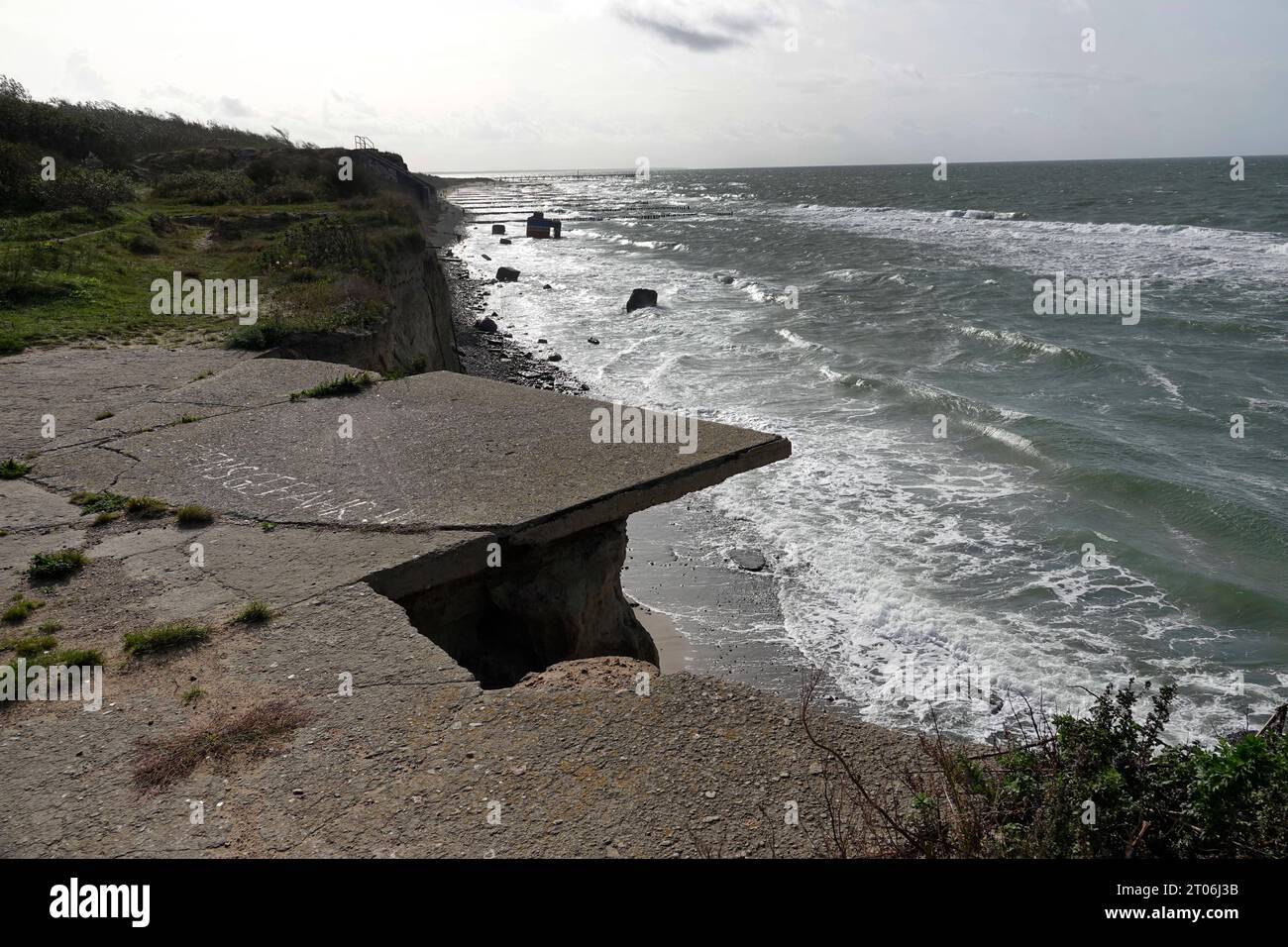 Wellen Cliffs Hohe Ufer Steilküste 04.10.2023, Ahrenshop Ortsteil Niehagen auf dem ...