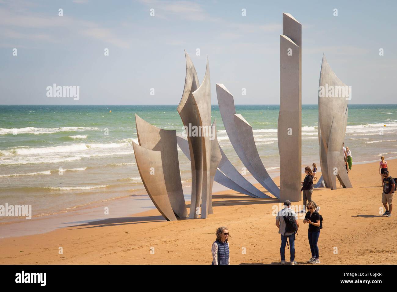 VIERVILLE SUR MER, FRANCE, AUGUST 2023 - Les Braves (The Braves) a sculpture in tribute to the Allies landed on Omaha beach. Side view with people Stock Photo