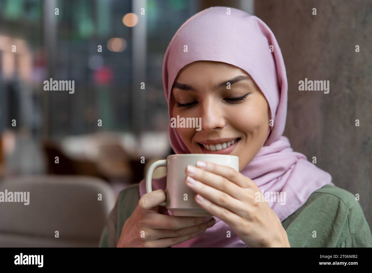 Pretty young smiling muslim hi-res stock photography and images - Alamy