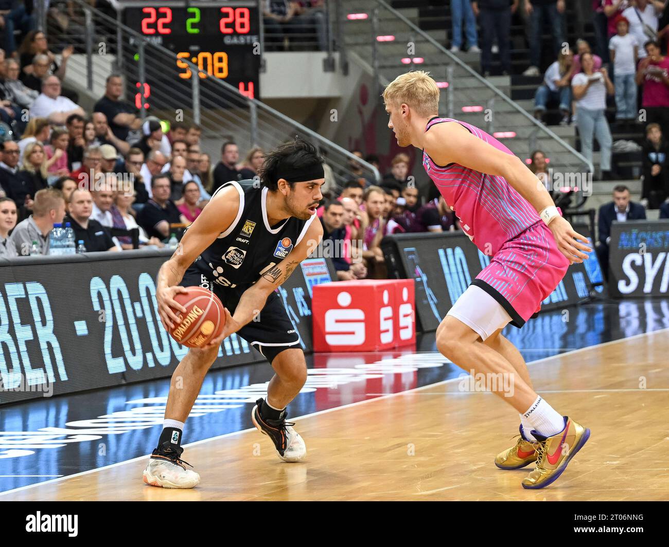 Erol Ersek (Tigers Tuebingen, 11) im Zweikampf mit Sam Griesel