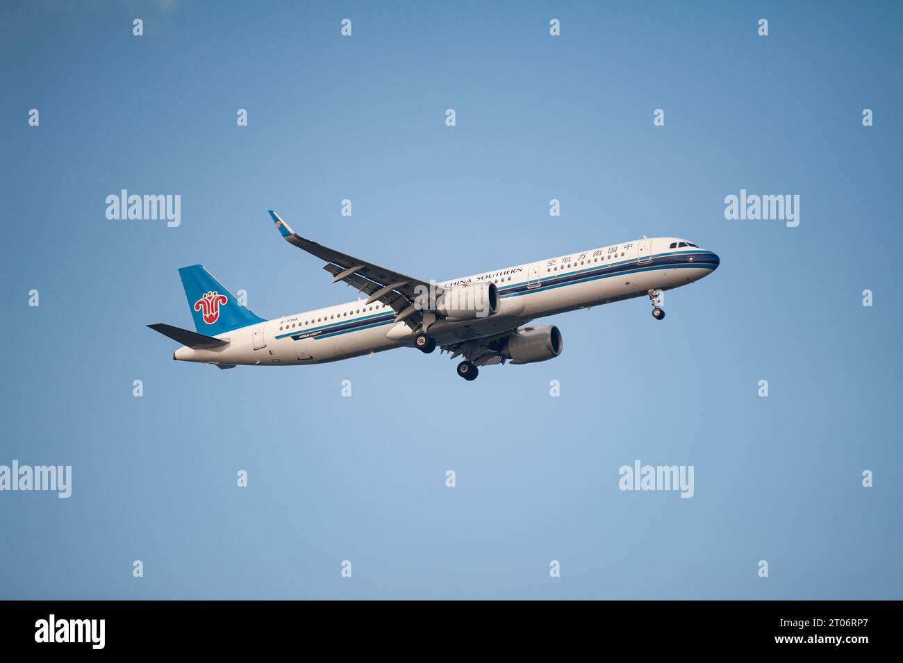 26.07.2023, Singapore, Republic of Singapore, Asia - China Southern Airlines Airbus A321-200 Neo passenger aircraft approaches Changi Airport. Stock Photo