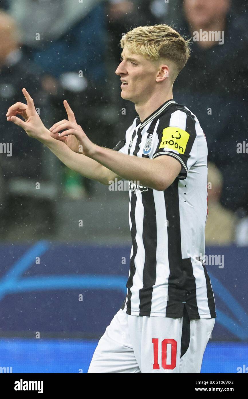 Anthony Gordon #10 of Newcastle United reacts during the UEFA