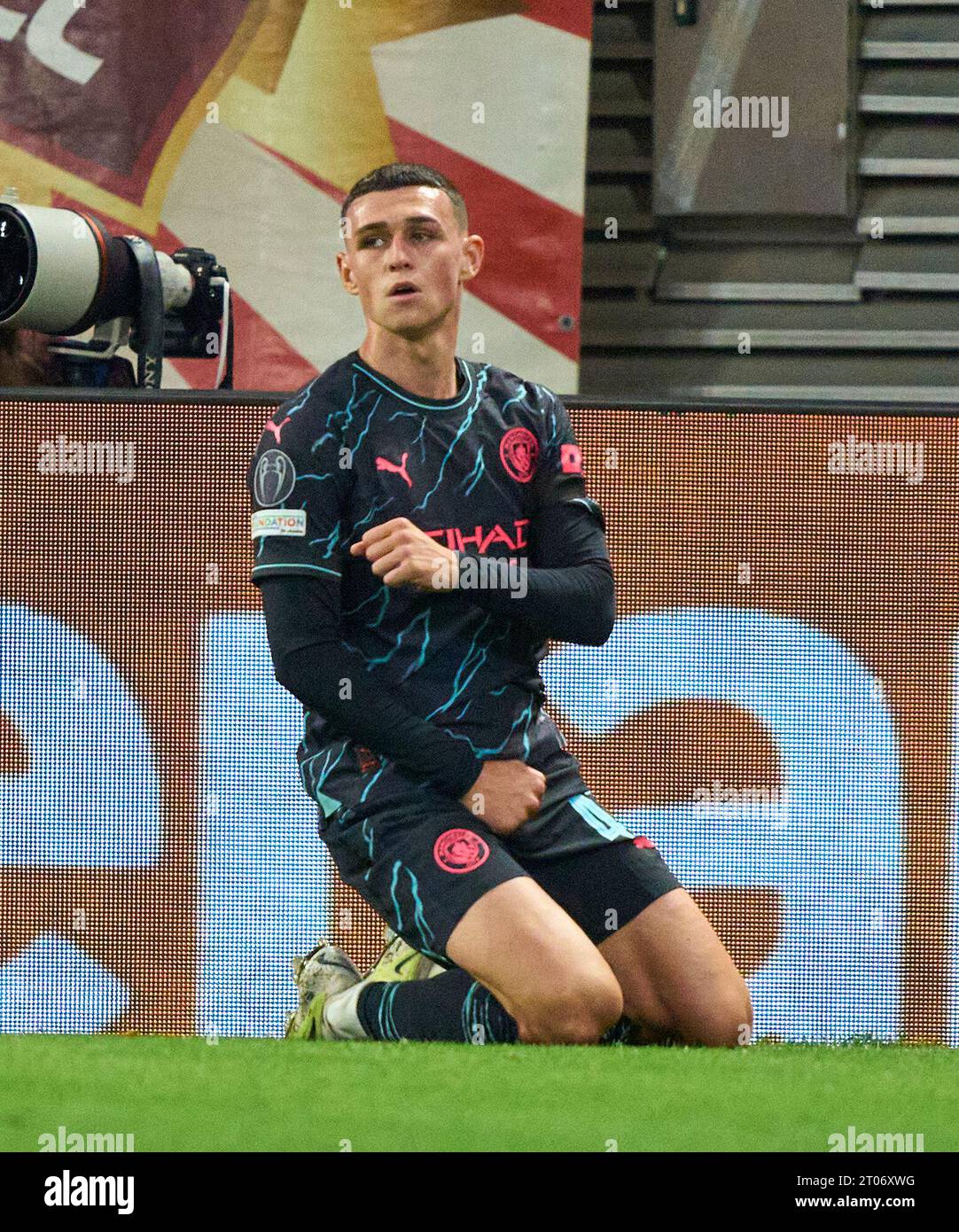 Phil Foden, MANCITY 47   scores, shoots goal , Tor, Treffer, Torschuss, 0-1, celebrates his goal, happy, laugh, celebration,  in the group G stage match  RB LEIPZIG - MANCHESTER CITY of football UEFA Champions League in season 2023/2024 in Leipzig, Oct 4, 2023.  Gruppenphase, , RBL, Red Bull © Peter Schatz / Alamy Live News Stock Photo