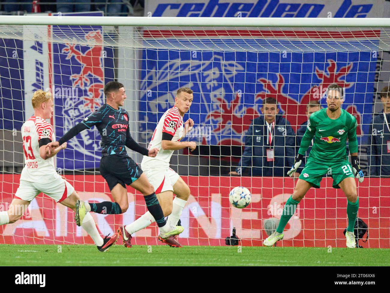 Phil Foden, MANCITY 47   scores, shoots goal , Tor, Treffer, Torschuss, 0-1 in the group G stage match  RB LEIPZIG - MANCHESTER CITY of football UEFA Champions League in season 2023/2024 in Leipzig, Oct 4, 2023.  Gruppenphase, , RBL, Red Bull © Peter Schatz / Alamy Live News Stock Photo