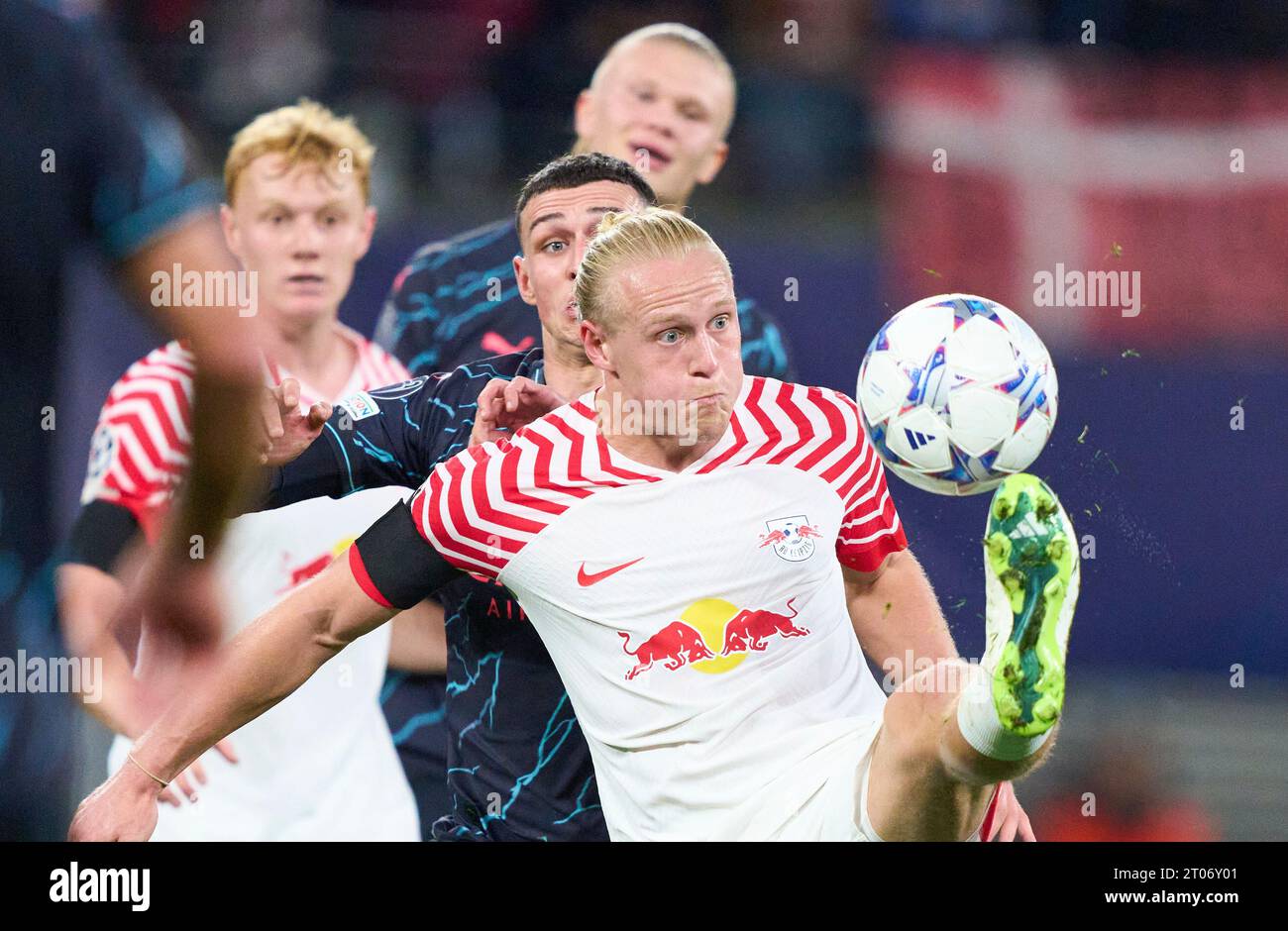 Xaver Schlager, RB Leipzig 24  compete for the ball, tackling, duel, header, zweikampf, action, fight against Phil Foden, MANCITY 47  in the group G stage match  RB LEIPZIG - MANCHESTER CITY of football UEFA Champions League in season 2023/2024 in Leipzig, Oct 4, 2023.  Gruppenphase, , RBL, Red Bull © Peter Schatz / Alamy Live News Stock Photo