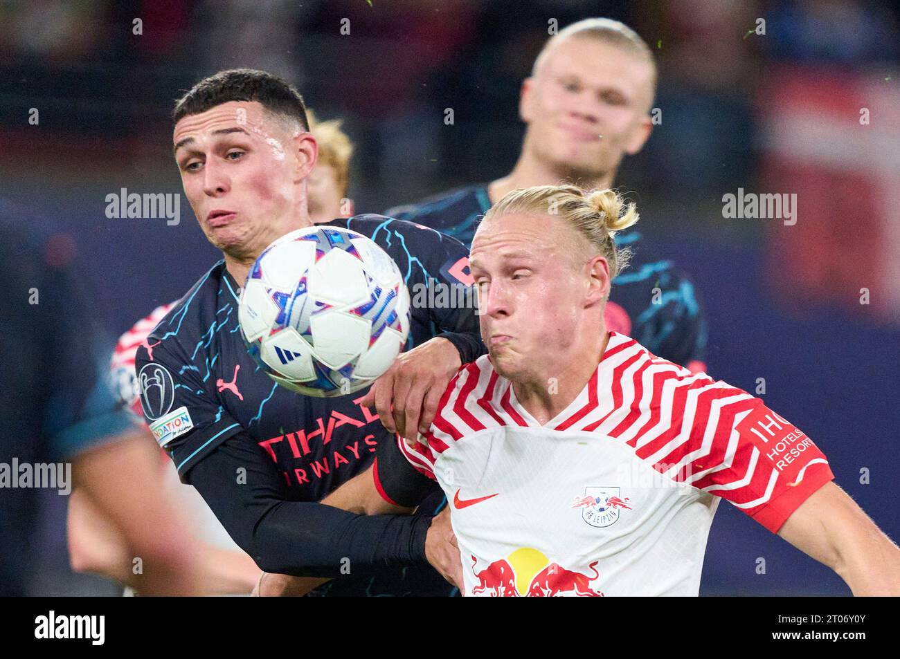 Xaver Schlager, RB Leipzig 24  compete for the ball, tackling, duel, header, zweikampf, action, fight against Phil Foden, MANCITY 47  in the group G stage match  RB LEIPZIG - MANCHESTER CITY of football UEFA Champions League in season 2023/2024 in Leipzig, Oct 4, 2023.  Gruppenphase, , RBL, Red Bull © Peter Schatz / Alamy Live News Stock Photo