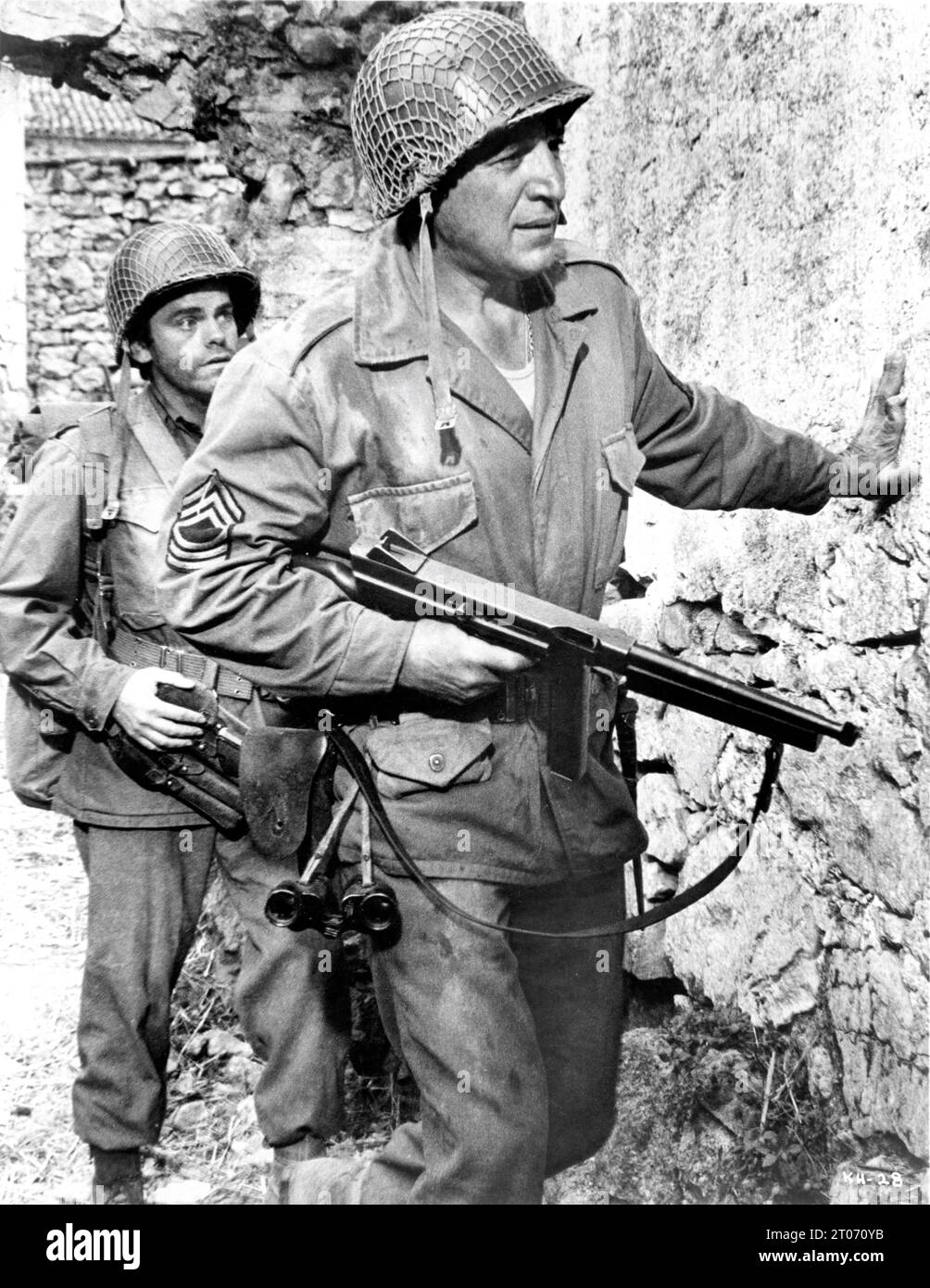 PERRY LOPEZ and TELLY SAVALAS in KELLY'S HEROES 1970 director BRIAN G. HUTTON writer Troy Kennedy-Martin music Lalo Schifrin Katzka-Loeb / Avala Film / The Warriors Company / Metro Goldwyn Mayer (MGM) Stock Photo
