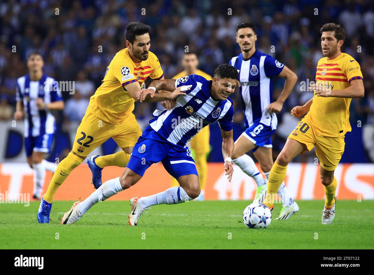 Bilhetes para o FC Porto-Barcelona à venda por dois mil euros na