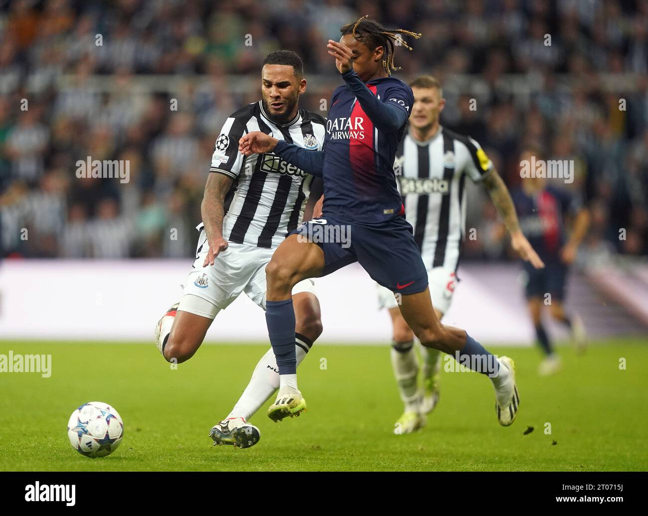 Paris Saint-Germain's Bradley Barcola and Newcastle United's Jamaal Lascelles battle for the ball during the UEFA Champions League Group F match at St. James' Park, Newcastle upon Tyne. Picture date: Wednesday October 4, 2023. Stock Photo