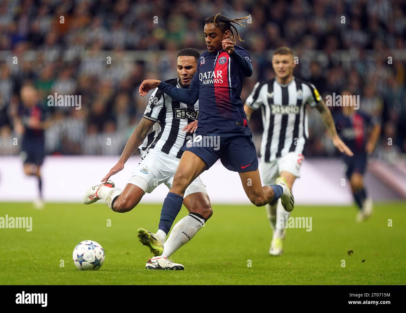 Paris Saint-Germain's Bradley Barcola and Newcastle United's Jamaal Lascelles battle for the ball during the UEFA Champions League Group F match at St. James' Park, Newcastle upon Tyne. Picture date: Wednesday October 4, 2023. Stock Photo