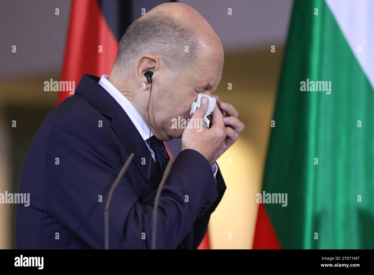 Berlin, Deutschland, 04.10.2023: Pressekonferenz bei Empfang des Ministerpräsidenten von Bulgarien durch den deutschen Bundeskanzler Olaf Scholz im Bundeskanzleramt, der niesen muss und sich die Nase putzt *** Berlin, Germany, 04 10 2023 Press conference during reception of the Prime Minister of Bulgaria by the German Chancellor Olaf Scholz in the Federal Chancellery, who sneezes and blows his nose Copyright: xdtsxNachrichtenagenturx dts 23509 Credit: Imago/17�Թ����� Live News Stock Photo