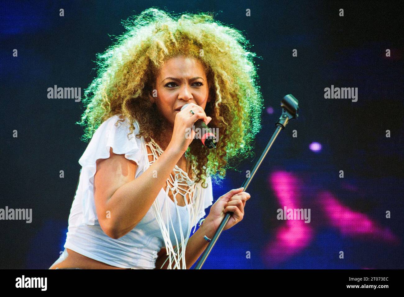 Beyonce goldmember hi-res stock photography and images - Alamy