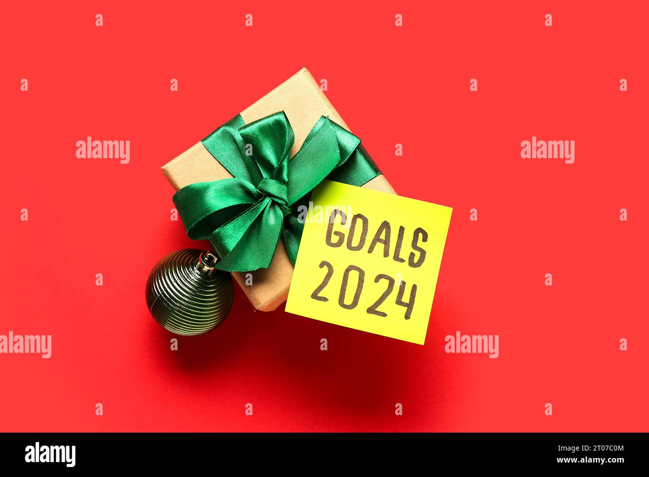 Sticky note with goals for 2024 and gift box on red background Stock Photo