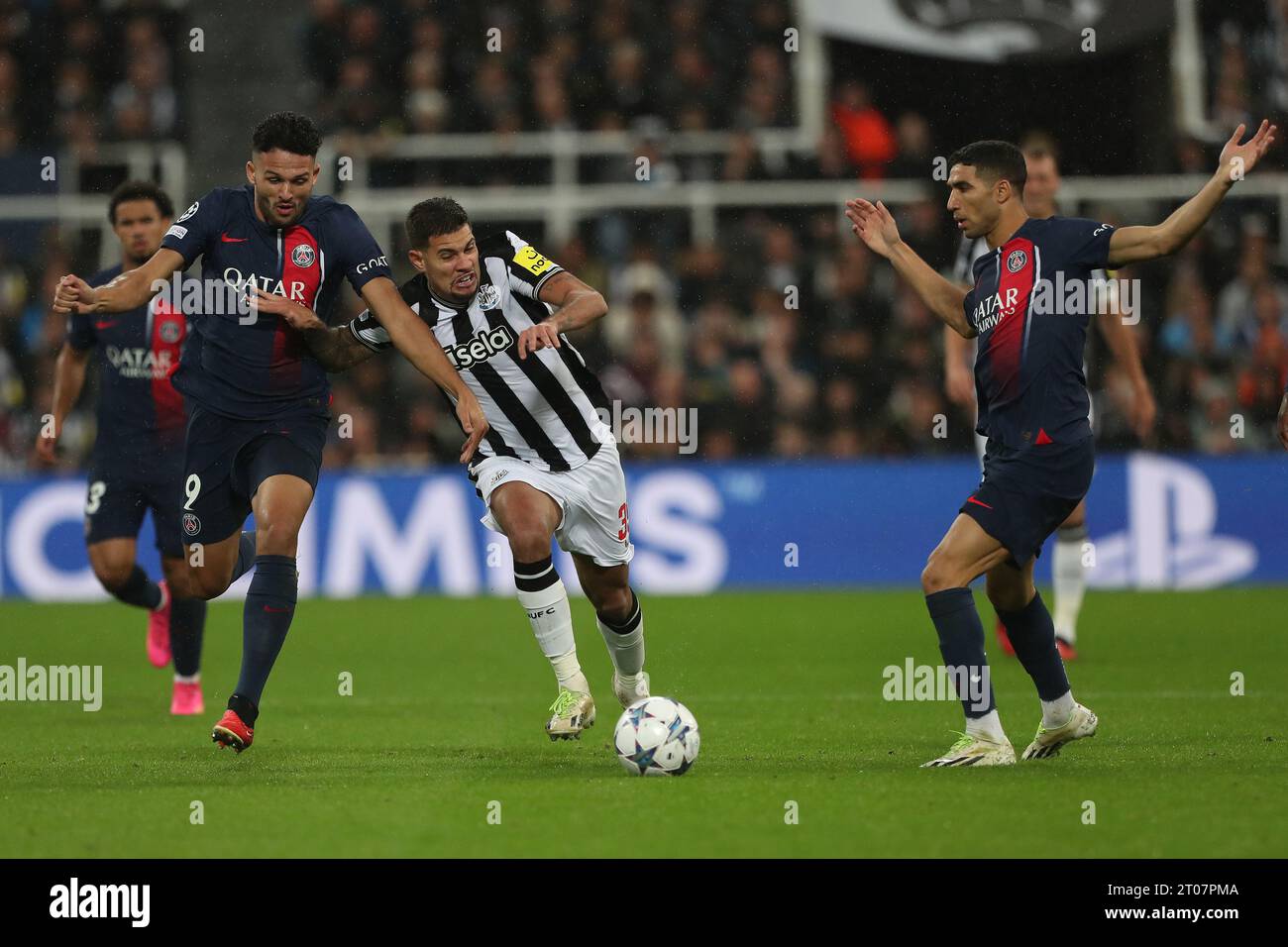 Paris St Germain's Goncalo Ramos battles with Newcastle United's Bruno Guimaraes during the UEFA Champions League Group F match between Newcastle United and Paris St Germain at St. James's Park, Newcastle on Wednesday 4th October 2023. (Photo: Mark Fletcher | MI News) Credit: MI News & Sport /Alamy Live News Stock Photo