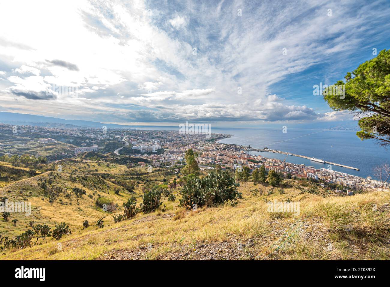 Veduta di Reggio Calabria con nuvole in cielo vista dalla collina di