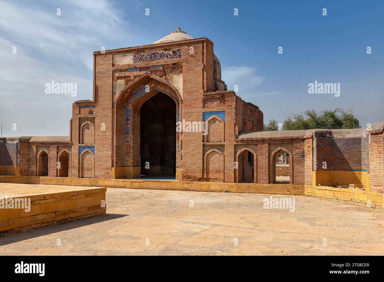 Beautiful mughal era carved sandstone tomb of Isa Khan Tarkhan II in UNESCO listed Makli necropolis, Thatta, Sindh, Pakistan Stock Photo