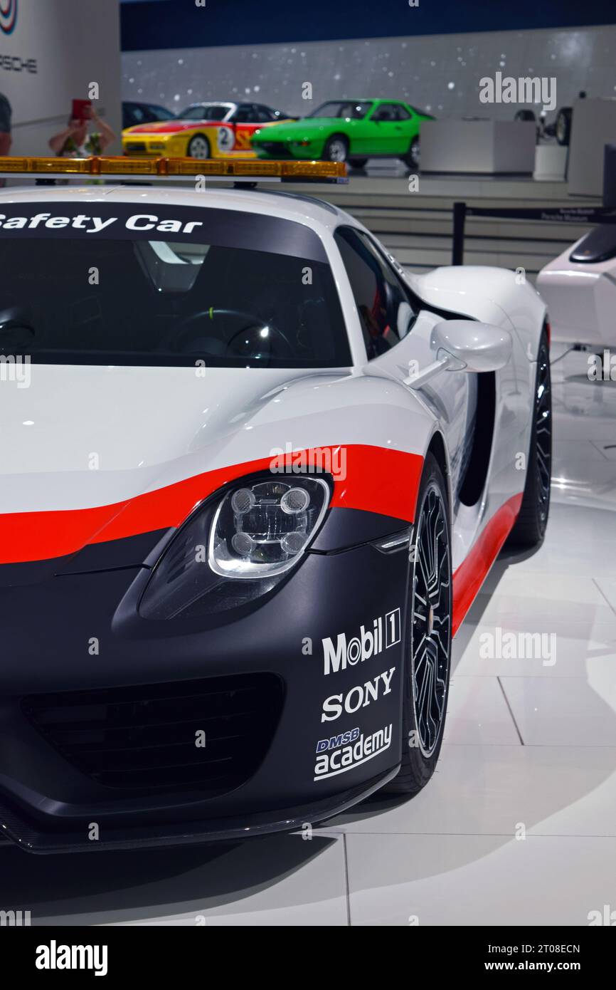 The Porsche 918 Safety Car Stock Photo - Alamy