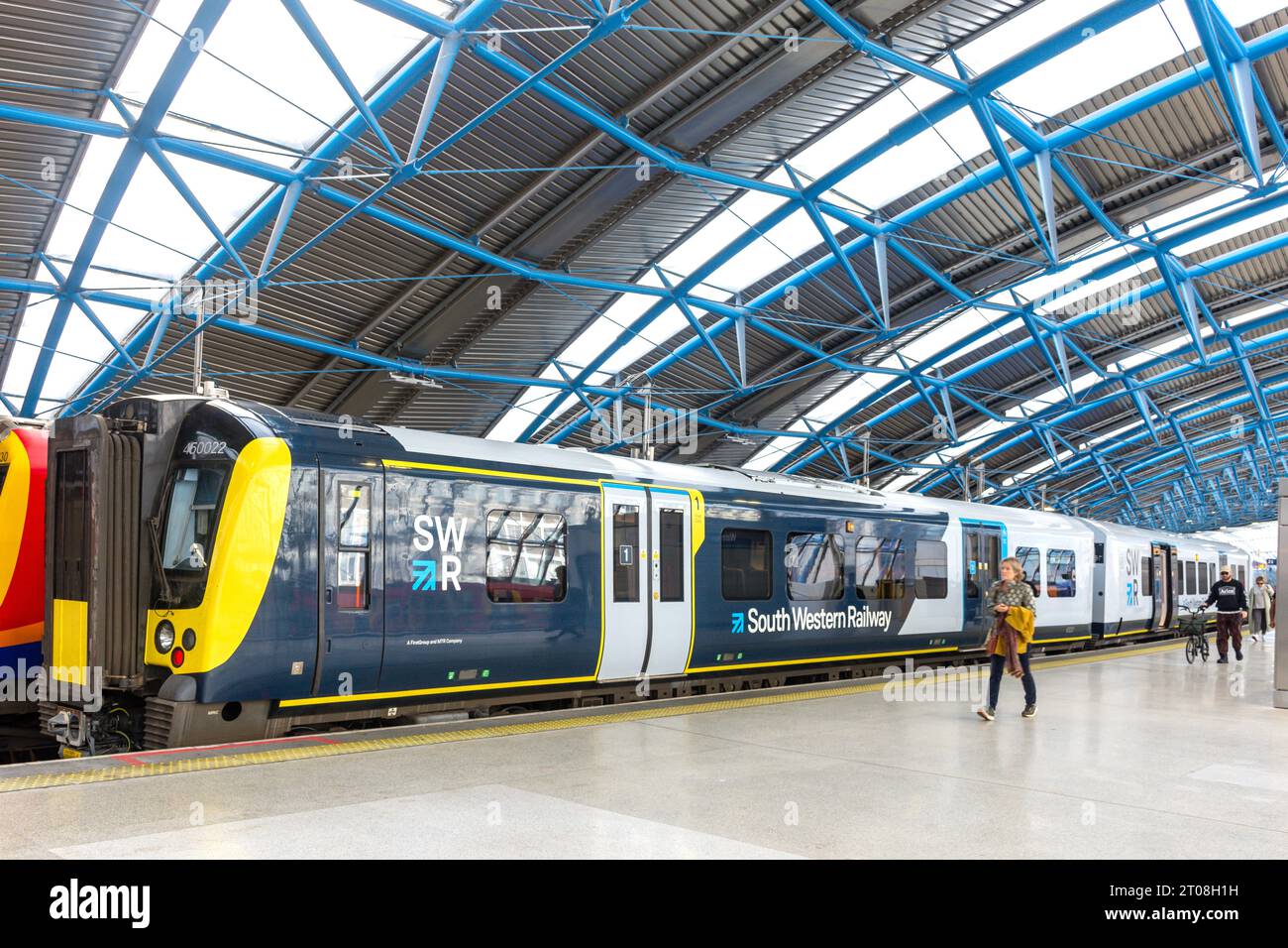 Passengers leaving train at London Waterloo Station, Waterloo, London Borough of Lambeth, Greater London, England, United Kingdom Stock Photo