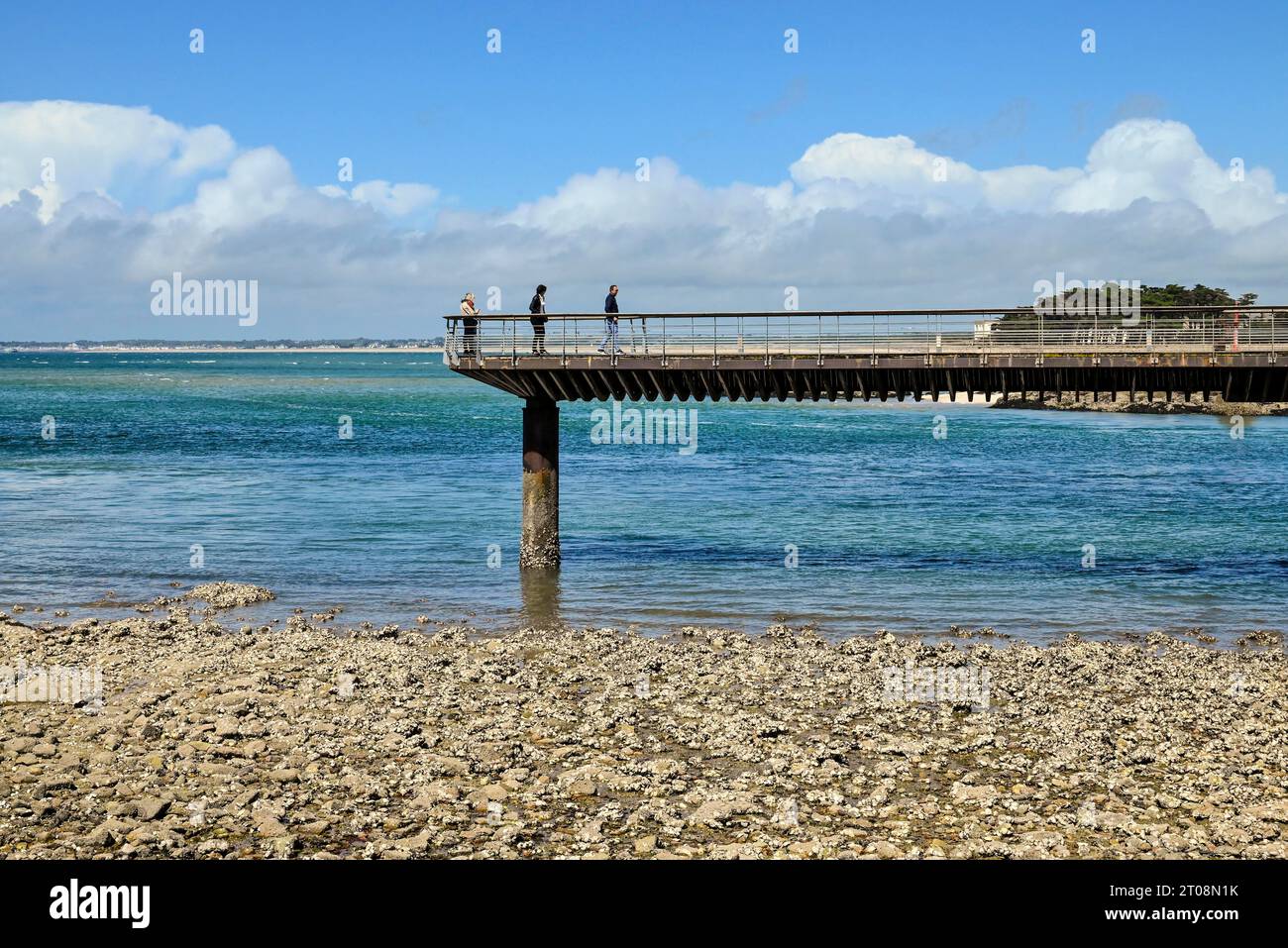pier-in-shallow-sea-water-off-le-croisic-loire-atlantique-pays-de-la