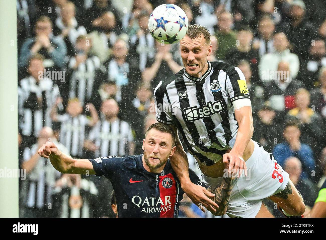 Dan BURN of Newcastle scores his goal and Milan SKRINIAR of PSG during the UEFA Champions League, Group F football match between Newcastle United FC and Paris Saint-Germain on October 4, 2023 at St James' Park in Newcastle upon Tyne, England - Photo Matthieu Mirville/DPPI Credit: DPPI Media/Alamy Live News Stock Photo