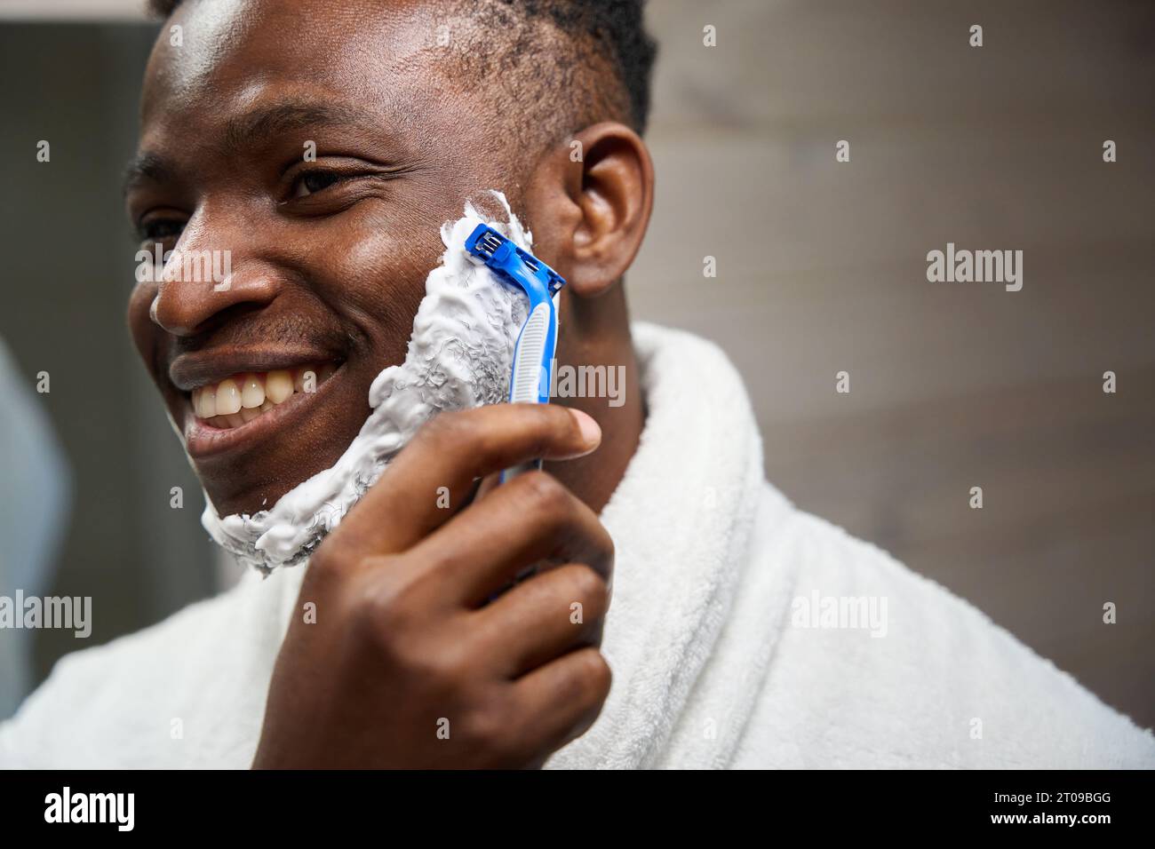 African American guy shaves with a disposable razor Stock Photo - Alamy