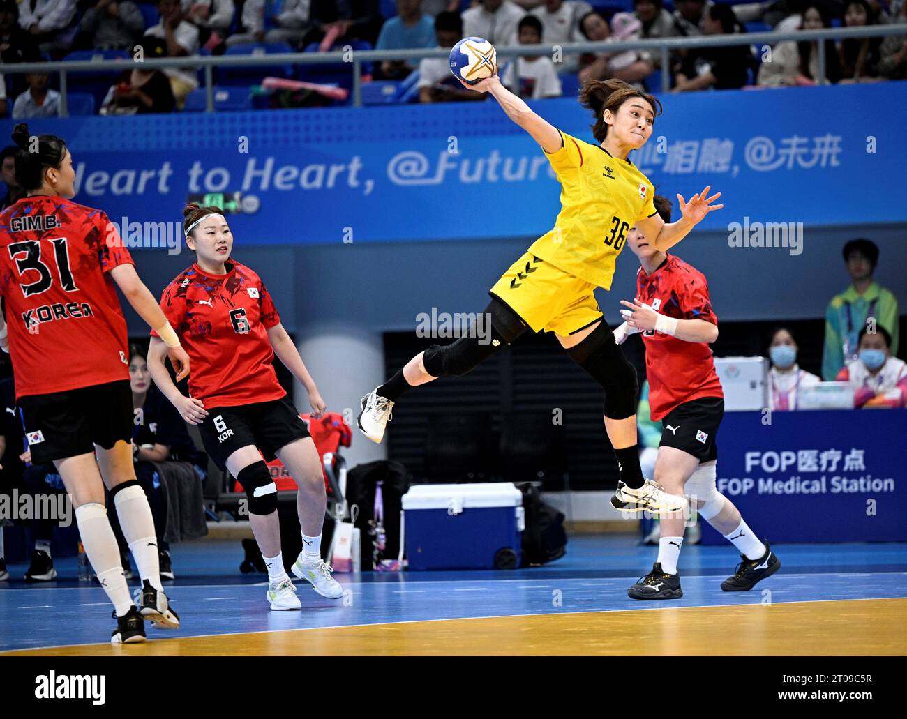 Hangzhou, China's Zhejiang Province. 5th Oct, 2023. Japan's Dan Reina (up) competes during the women's handball gold medal match between Japan and South Korea at the 19th Asian Games in Hangzhou, east China's Zhejiang Province, Oct. 5, 2023. Credit: Wang Peng/Xinhua/Alamy Live News Stock Photo