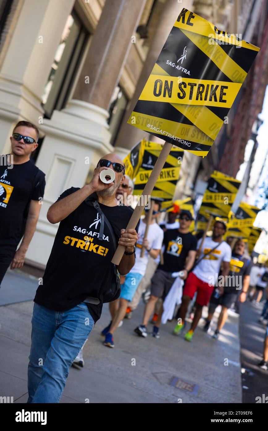 new-york-usa-04th-oct-2023-sag-aftra-union-members-and-their