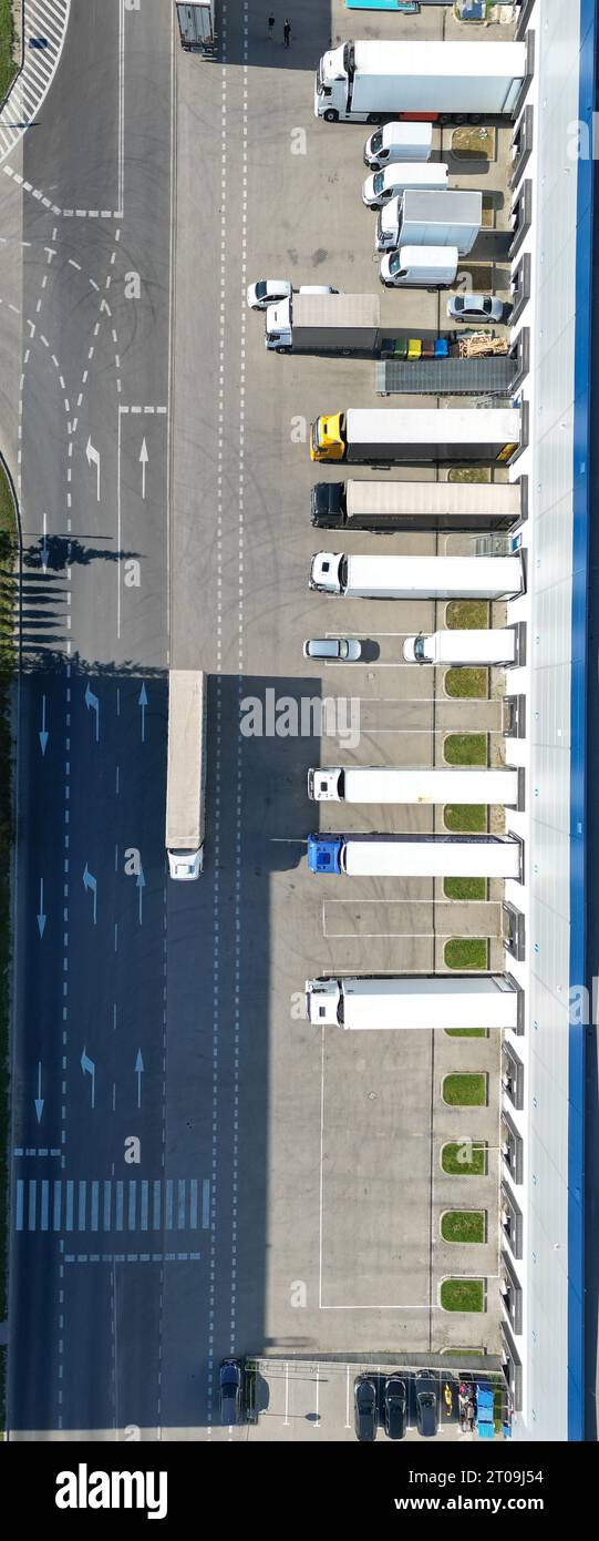 Loading dock ramps distribution warehouse hi-res stock photography and ...