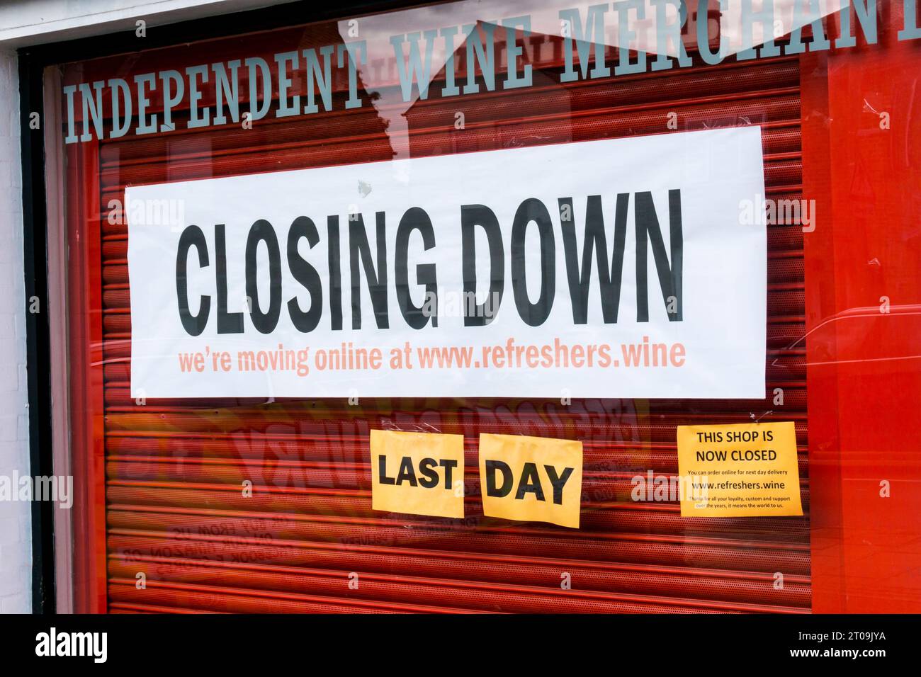 A sign on Refreshers off licence in Shortlands, South London, says that they are closing & moving the business online. Stock Photo