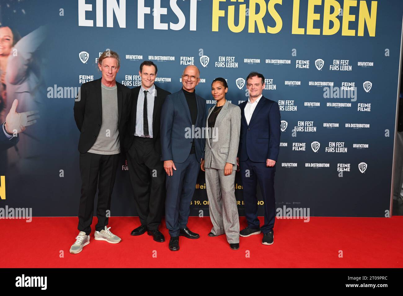 Regisseur Richard Huber, Schauspieler Marc Hosemann, Christoph Maria Herbst, Cynthia Micas und Johannes Allmayer , l-r, posieren zur Premiere der Film Komödie Ein Fest fürs Leben der am 19.10.2023 in die Kinos Kommt. *** Director Richard Huber, actors Marc Hosemann, Christoph Maria Herbst, Cynthia Micas and Johannes Allmayer , l r, pose at the premiere of the film comedy Ein Fest fürs Leben the 19 10 2023 in theaters Kommt Stock Photo