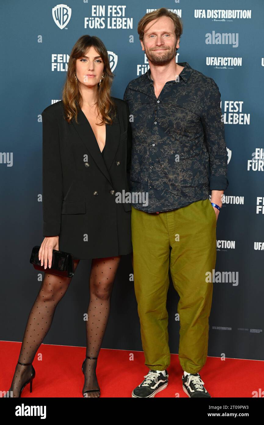 Mira Benser Und Ulrich Brandhoff Kommt Zur Premiere Der Mira Benser Und Ulrich Brandhoff Kommt Zur Premiere Der Film Komdie Ein Fest Frs Leben Der Am 19102023 In Die Kinos Kommt Actors Mira Benser And Ulrich Brandhoff Comes To The Premiere Of The Film Comedy A Feast For Life Which Comes To Theaters On 19 10 2023 Credit Imagoalamy Live News 2T09PW3 