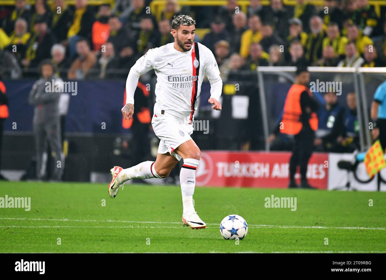 Fussball, Champions League, Deutschland, Herren, Saison 2023/2024, 2. Spieltag, Signal Iduna Park Dortmund: Bor. Dortmund - AC Mailand 0:0; Theo Hernandez (ACM). Aktion, Einzelbild.   UEFA REGULATIONS PROHIBIT ANY USE OF PHOTOGRAPHS AS IMAGE SEQUENCES AND/OR QUASI-VIDEO Stock Photo