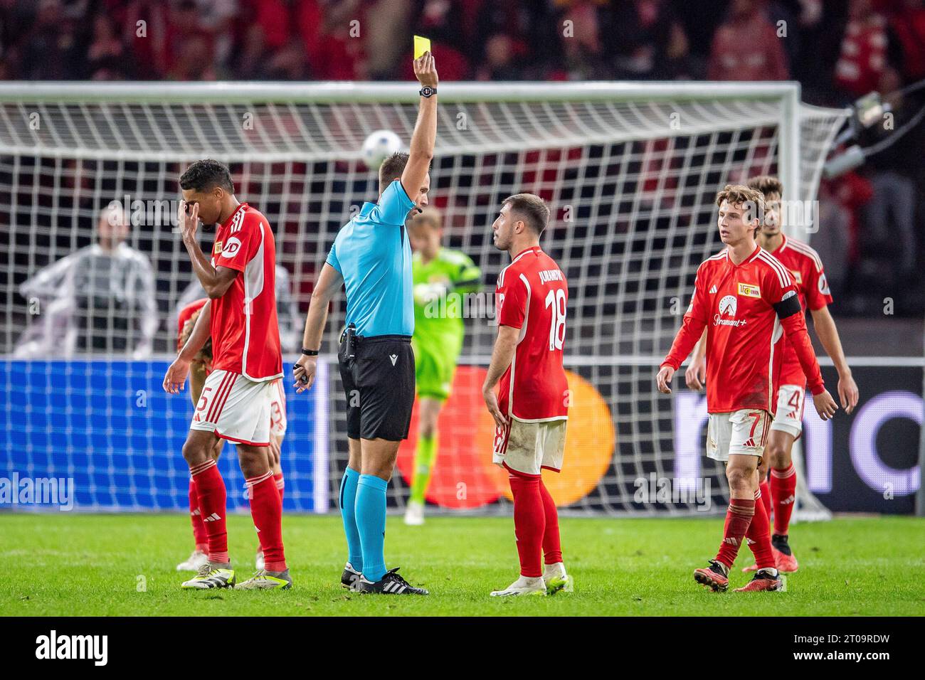 Srdjan Jovanovic (Schiedsrichter) zeigt Gelb fuer Josip Juranovic (1