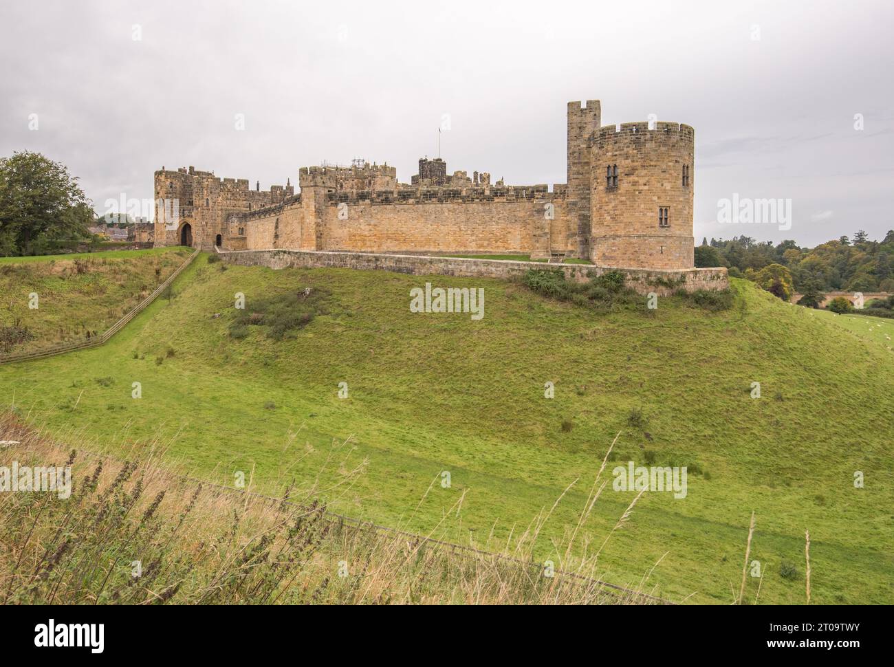 Second largest inhabited english castle hi-res stock photography and ...