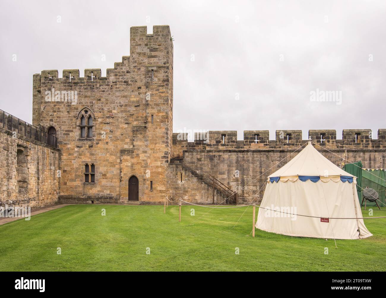 Alnwick castle gardens hi-res stock photography and images - Page 4 - Alamy, image size:1300x1003