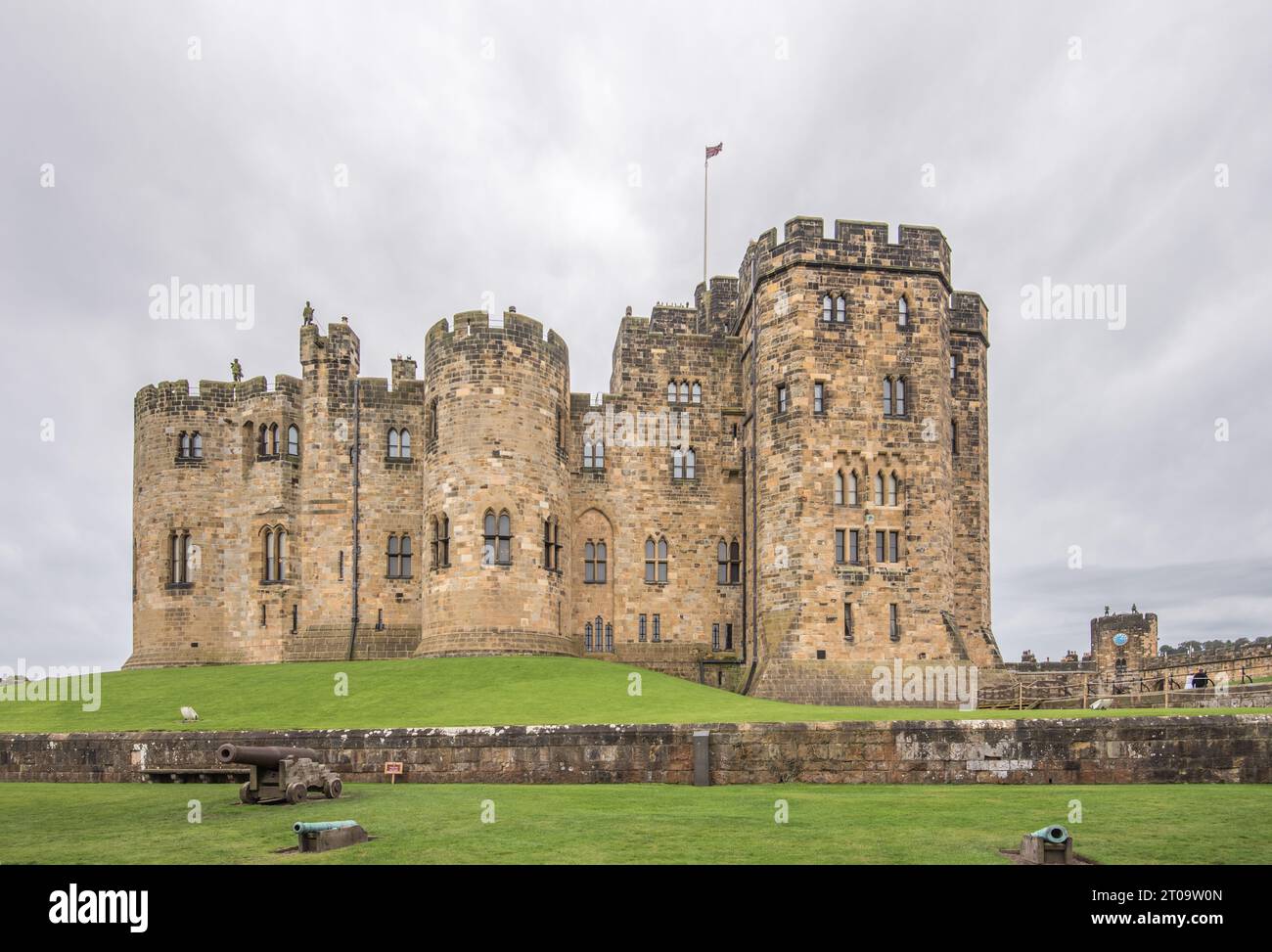 Second largest inhabited english castle hi-res stock photography and ...