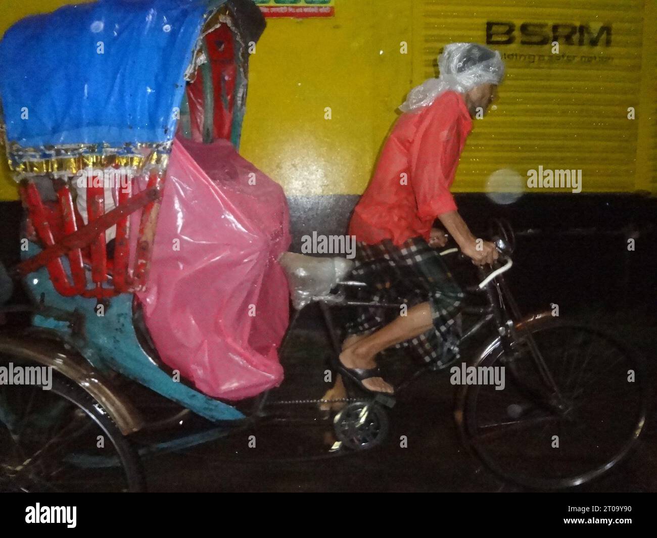 Hasan Reksha Dhaka, Bangladesh. 5th Oct, 2023. A rickshaw passenger uses a plastic ...