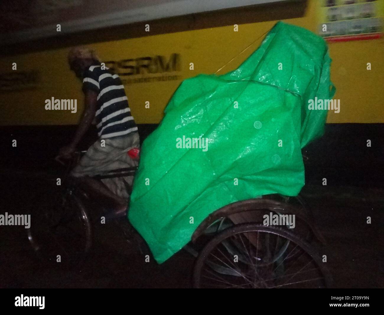 Hasan Reksha Dhaka, Bangladesh. 5th Oct, 2023. A rickshaw puller covers his goods ...