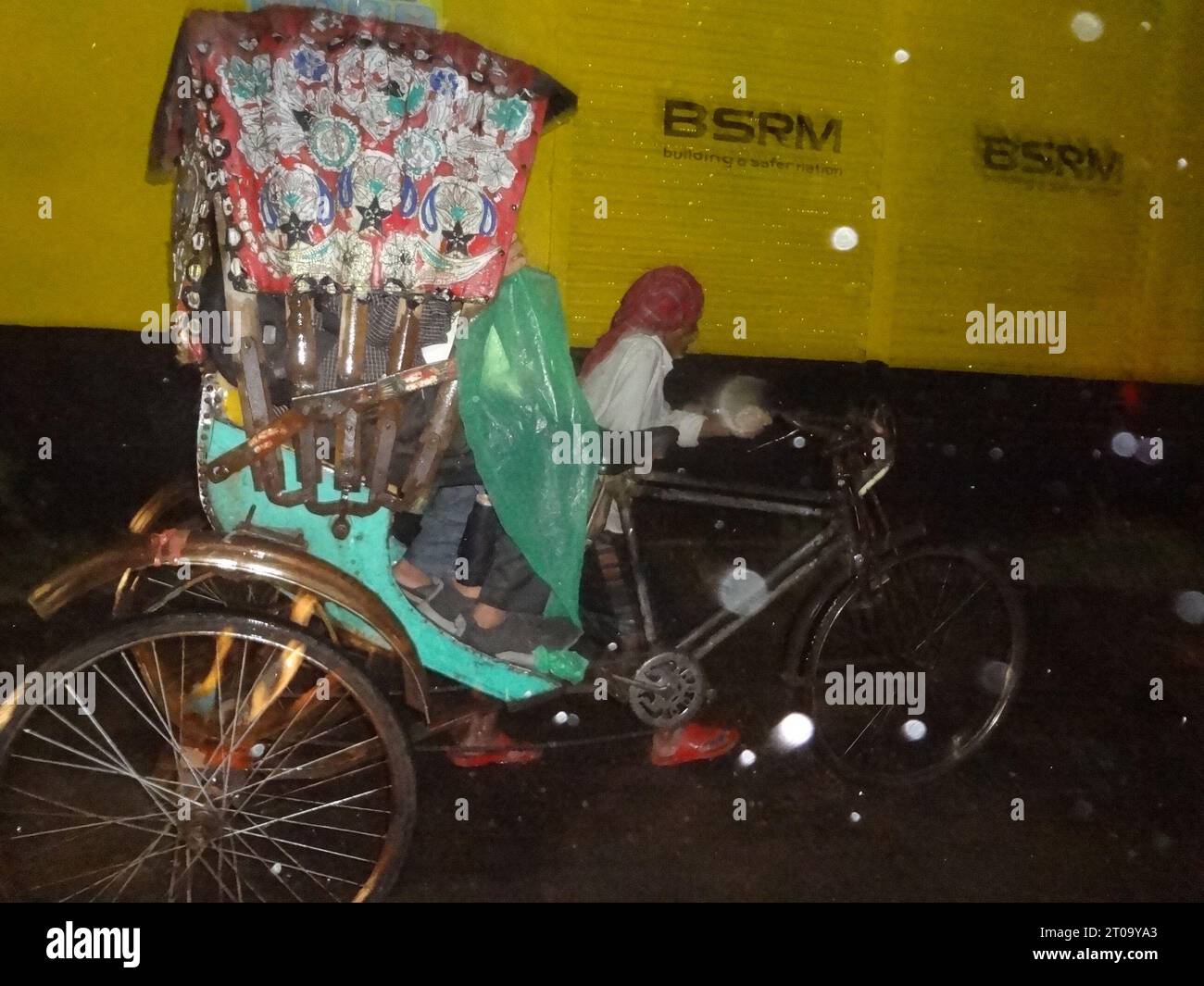 Hasan Reksha Dhaka, Bangladesh. 5th Oct, 2023. A rickshaw passenger uses a plastic ...