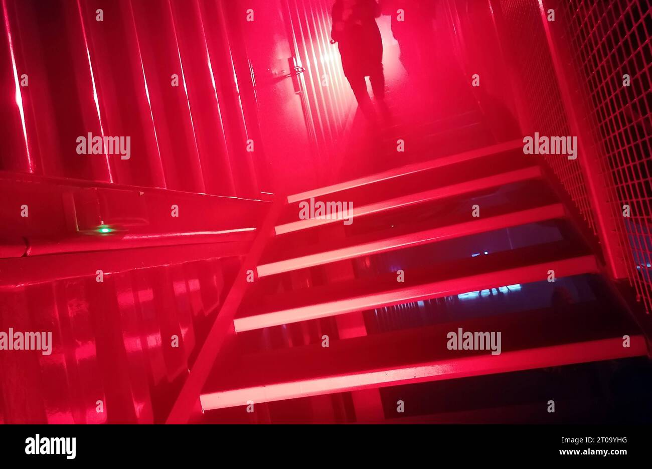 Berlin - Deutschland. Rot beleuchtete Treppe führt nach unten oder oben. *** Berlin Germany Red Illuminated Stairs Leads Down or Up Stock Photo