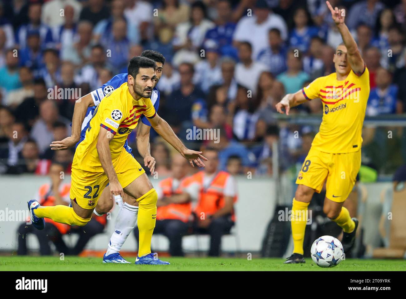 İlkay Gündoğan and Oriol Romeu (FC Barcelona) in action during the UEFA Champions League Group H, Game 2, match between FC Porto and FC Barcelona Stock Photo