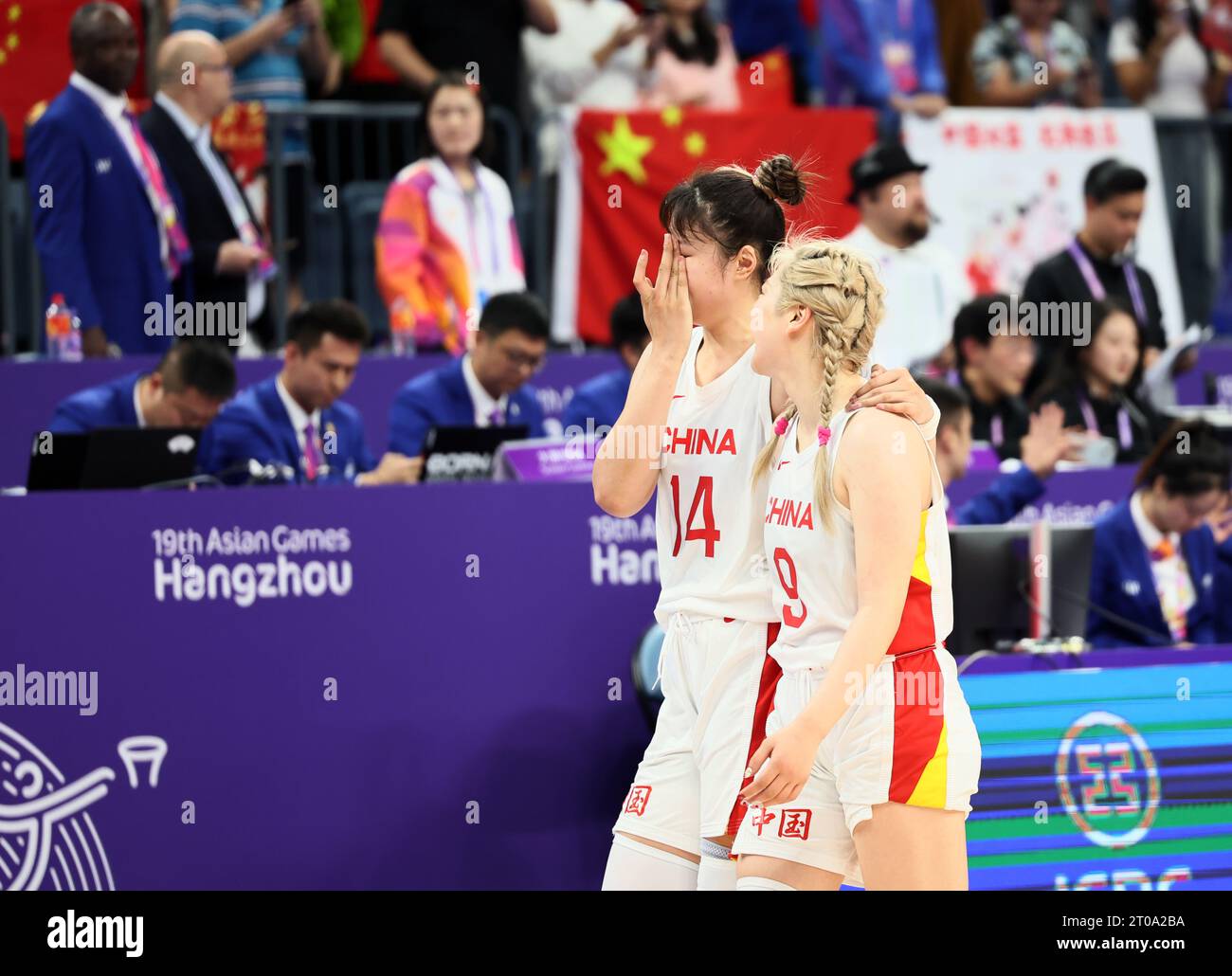 Hangzhou, China's Zhejiang Province. 5th Oct, 2023. Li Yueru (L) and Li ...