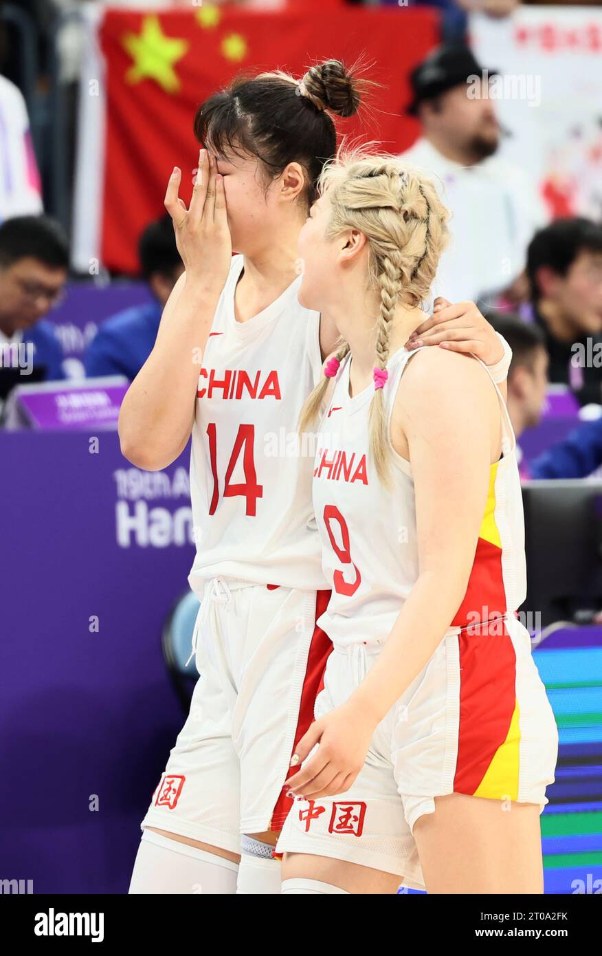 Hangzhou, China's Zhejiang Province. 5th Oct, 2023. Li Yueru (L) and Li ...