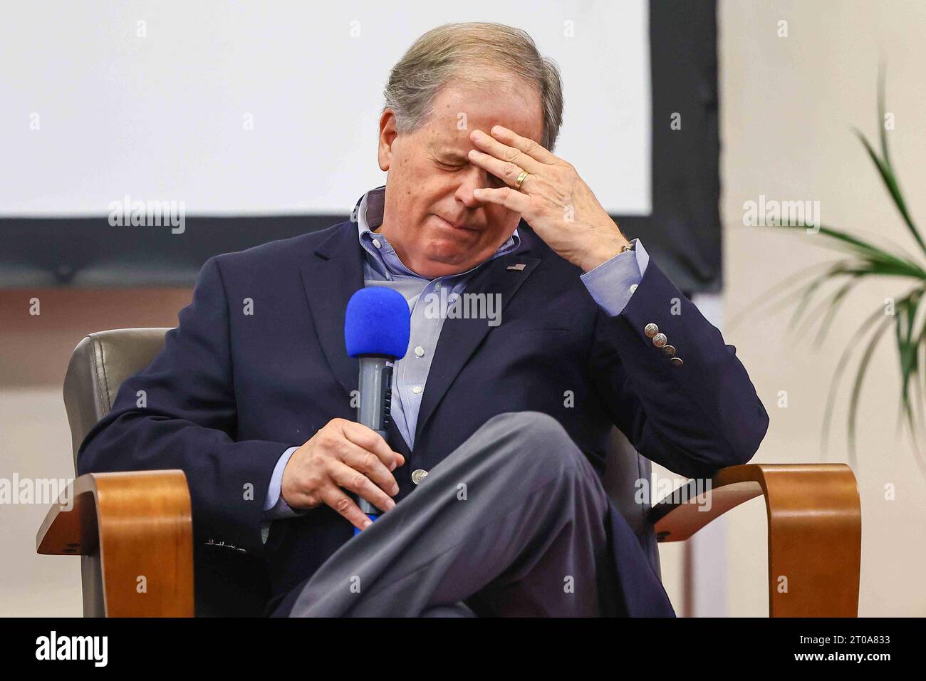 Wilmington, Delaware, USA. 5th Oct, 2023. Former Senator DOUG JONES lectures about his book Bending Toward Justice and the prosecution of individuals tied to the 1963 church bombing Wednesday, October 4, 2023; at the Wilmington public library. (Credit Image: © Saquan Stimpson/ZUMA Press Wire) EDITORIAL USAGE ONLY! Not for Commercial USAGE! Stock Photo