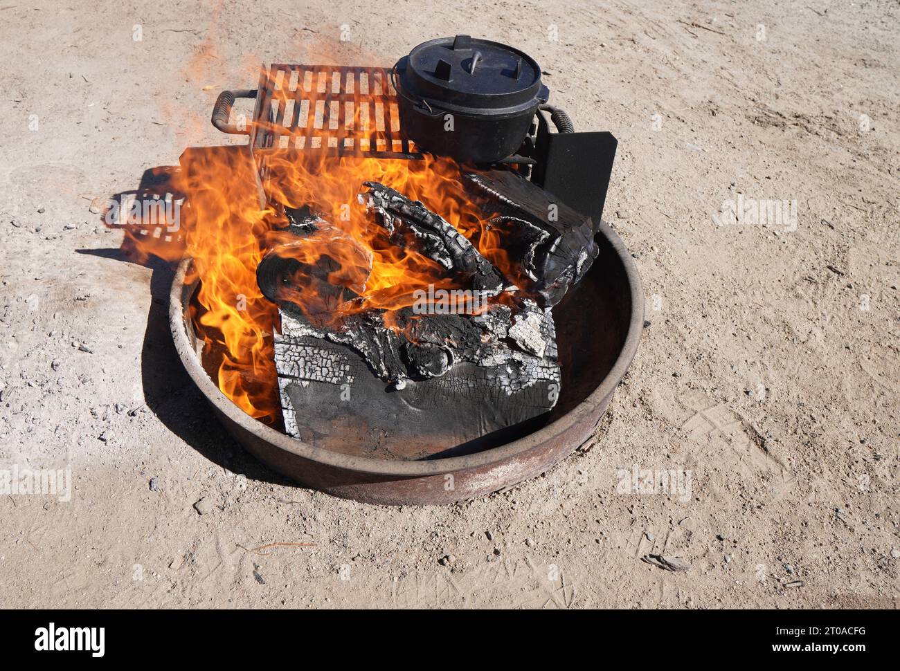 Dutch oven camp hi-res stock photography and images - Alamy