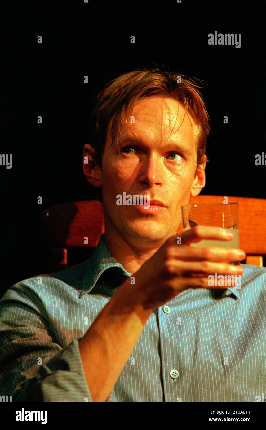 Steven Mackintosh (Paul) in MY ZINC BED by David Hare at the Royal Court Theatre, London SW1  14/09/2000  design: Vicki Mortimer  lighting: Rick Fisher  director: David Hare Stock Photo