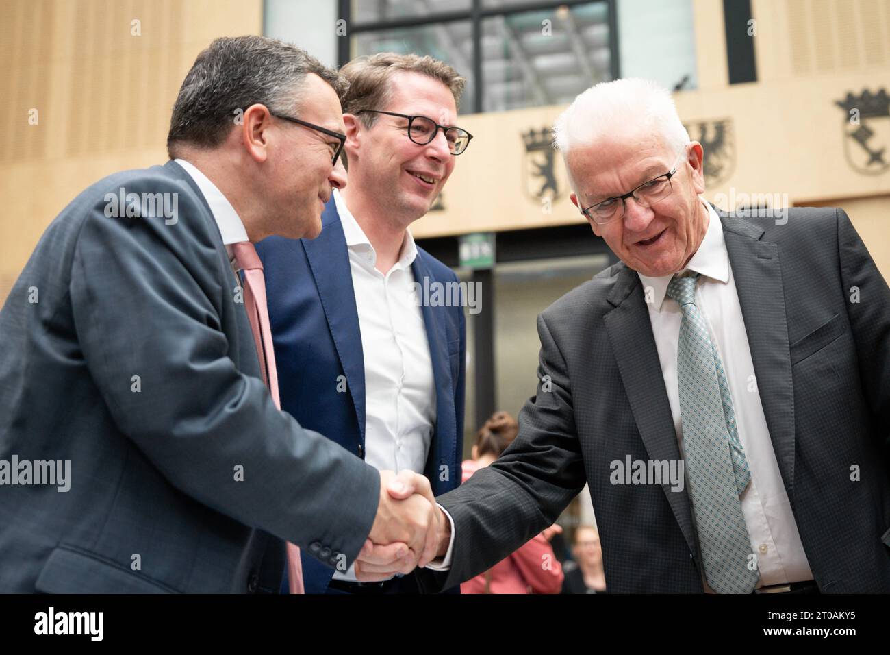 1036. Sitzung des Bundesrates Dr. Florian Herrmann l Leiter der Staatskanzlei, Staatsminister fuer Bundesangelegenheiten und Medien und Markus Blume Bayerischer Staatsminister für Wissenschaft und Kunst m und Winfried Kretschmann Gruene Ministerpraesident von Baden-Wuerttemberg im Plenarsaal bei der 1036. Bundesratssitzung, Berlin, 29.09.2023 Berlin Berlin Deutschland *** 1036 meeting of the Bundesrat Dr Florian Herrmann l Head of the State Chancellery, State Minister for Federal Affairs and Media and Markus Blume Bavarian State Minister for Science and the Arts m and Winfried Kretschmann Gree Stock Photo