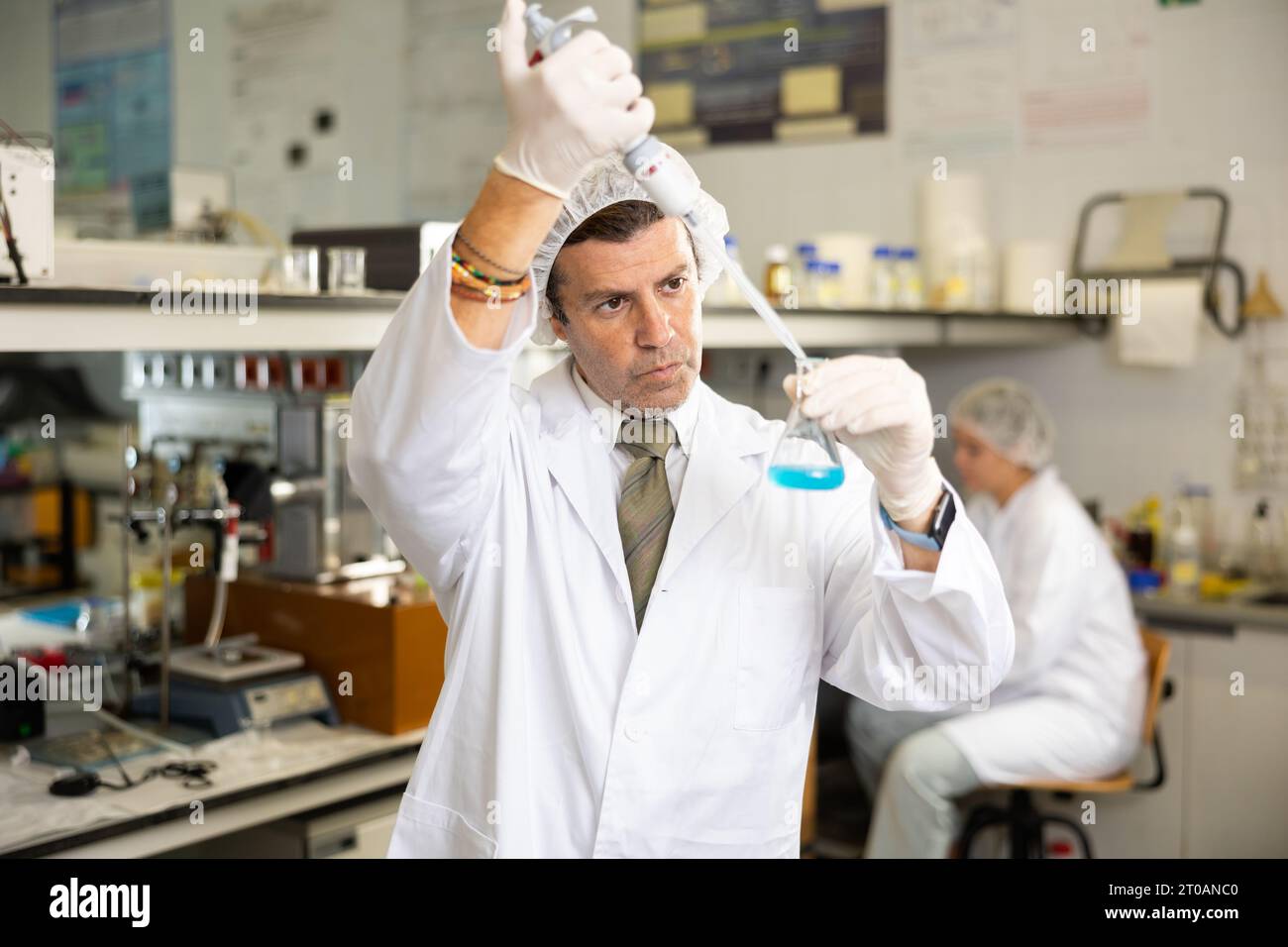 Scientist in lab latina hi-res stock photography and images - Alamy