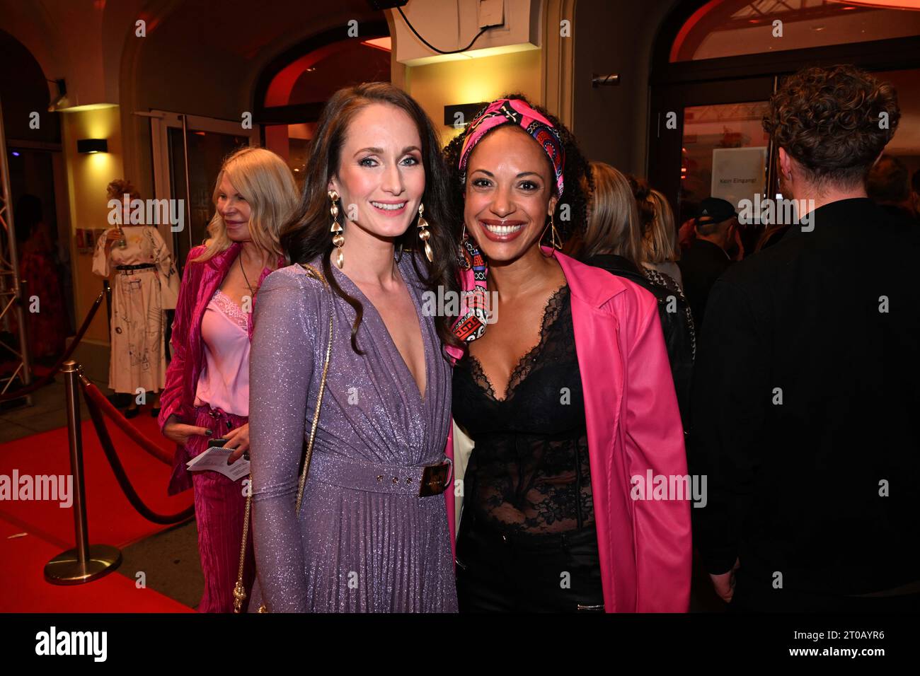 Munich, Germany. 05th Oct, 2023. Christin Fahrenkrog-Petersen (l) and actress Dionne Wudu stand on the red carpet at the German premiere of the musical 'Desert Flower' at the Deutsches Theater. The musical is based on a novel by Waris Dirie. Credit: Felix Hörhager/dpa/Alamy Live News Stock Photo